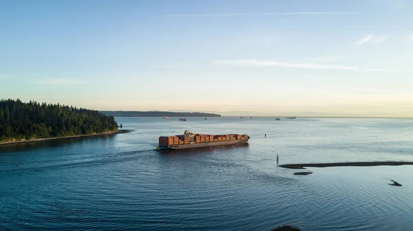 Big Cargo Ship Completamente Cargado Está Saliendo Puerto Pasando Por — Foto de Stock