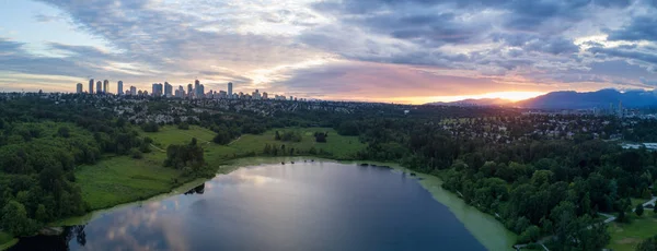 Vista Aérea Deer Lake Park Com Metrotown City Skyline Backgournd — Fotografia de Stock