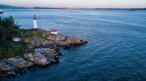 Vista Aérea Casa Luz Una Costa Rocosa Tomado Lighthouse Park — Foto de Stock