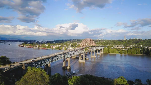 New Westminster, büyük Vancouver, British Columbia, Kanada Pattullo Köprüsü'nün havadan görünümü.