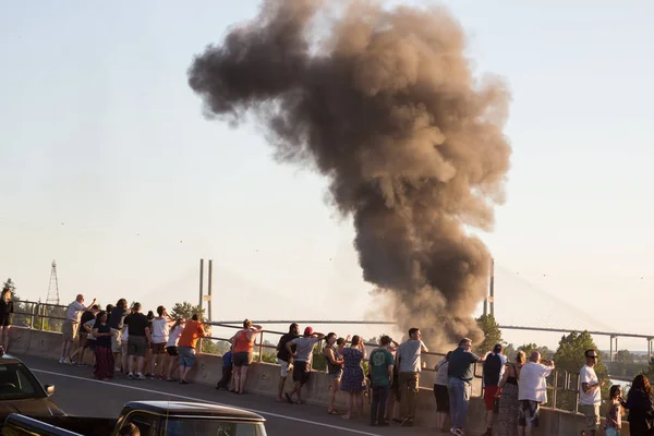 People are watching the Fire — Stock Photo, Image
