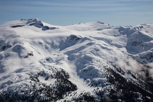 Verschneite Berglandschaft — Stockfoto