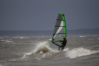 Sınır Bay, Vancouver, British Columbia, Kanada - 13 Kasım 2017 - Rüzgar Sörfü aşırı fırtına koşulları sırasında dostum.
