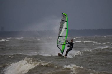 Sınır Bay, Vancouver, British Columbia, Kanada - 13 Kasım 2017 - Rüzgar Sörfü aşırı fırtına koşulları sırasında dostum.