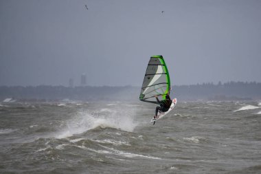 Sınır Bay, Vancouver, British Columbia, Kanada - 13 Kasım 2017 - Rüzgar Sörfü aşırı fırtına koşulları sırasında dostum.