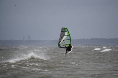 Sınır Bay, Vancouver, British Columbia, Kanada - 13 Kasım 2017 - Rüzgar Sörfü aşırı fırtına koşulları sırasında dostum.