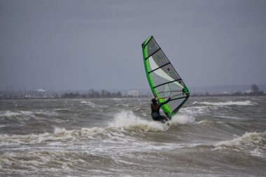 Sınır Bay, Vancouver, British Columbia, Kanada - 13 Kasım 2017 - Rüzgar Sörfü aşırı fırtına koşulları sırasında dostum.