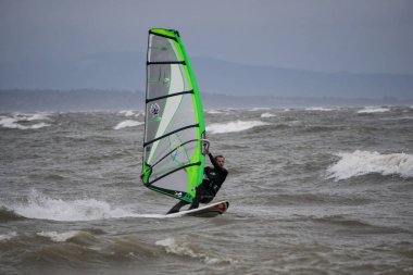 Sınır Bay, Vancouver, British Columbia, Kanada - 13 Kasım 2017 - Rüzgar Sörfü aşırı fırtına koşulları sırasında dostum.