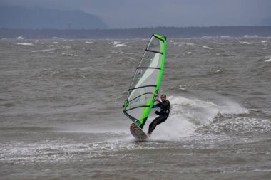 Sınır Bay, Vancouver, British Columbia, Kanada - 13 Kasım 2017 - Rüzgar Sörfü aşırı fırtına koşulları sırasında dostum.