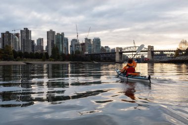 Vancouver'da bulutlu gündoğumu sırasında Kayak