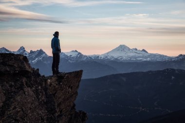 Maceracı adam dağın tepesinde duran ve gün batımı sırasında güzel manzarayı. Cheam tepe Chilliwack, East of Vancouver, Bc, Kanada içinde üstüne alınan.