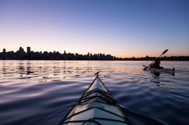 Deniz kanosu Downtown Vancouver önünde