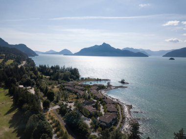 Hava dron görünümünü Howe ses güzel bir manzara. Vancouver, British Columbia, Kanada kuzeyindeki alınan.