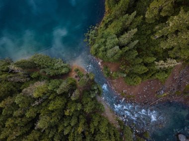 Güzel panorama manzara buzul Gölü kayalık adalar ve dağ içinde belgili tanımlık geçmiş. Garibaldi göl, Whistler ve Squamish, Vancouver, British Columbia, Kanada kuzey kenarında çekilmiş.