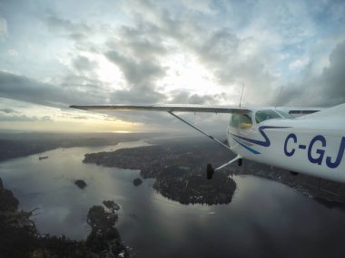 Cessna 172 uçan şehir içinde