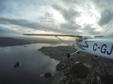 Cessna 172 uçan şehir içinde