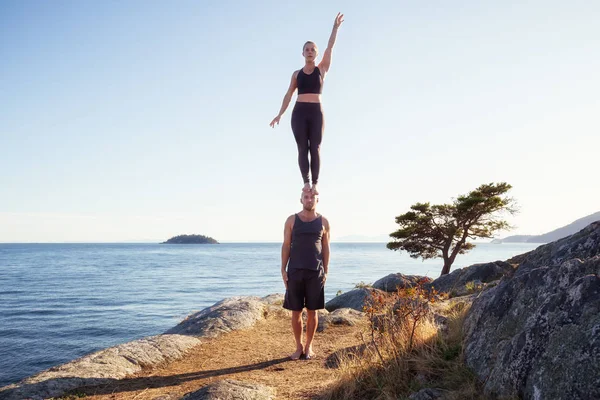 Una Hermosa Pareja Jóvenes Hombre Mujer Están Haciendo Acro Yoga —  Fotos de Stock