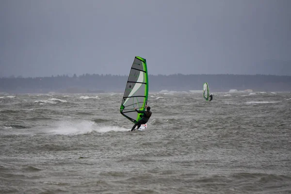Sınır Bay, Vancouver, British Columbia, Kanada - 13 Kasım 2017 - Rüzgar Sörfü aşırı fırtına koşulları sırasında dostum.