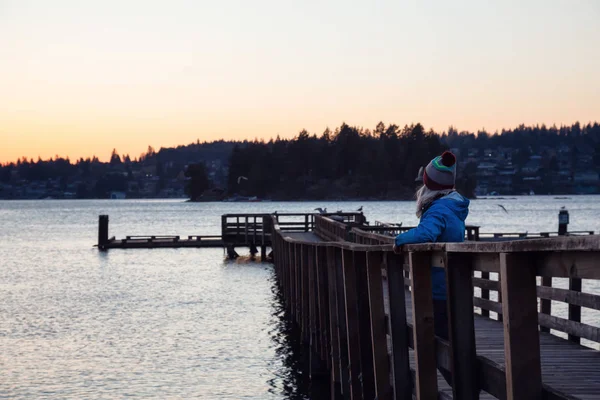 Woman at a Wooden Quay — Stock Photo, Image