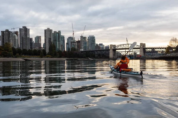 Kajakken in Vancouver tijdens bewolkte Sunrise — Stockfoto