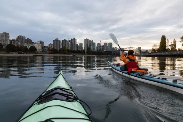 Kajakken in Vancouver tijdens bewolkte Sunrise — Stockfoto