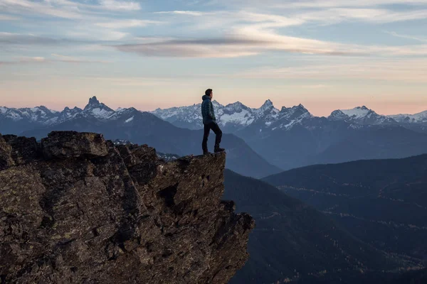 Abenteuerlustige Mann Steht Auf Dem Gipfel Des Berges Und Genießt — Stockfoto