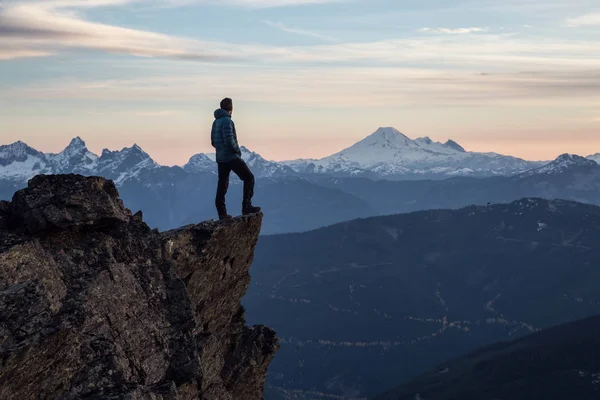 Uomo Avventuroso Piedi Sulla Cima Della Montagna Gode Della Splendida — Foto Stock