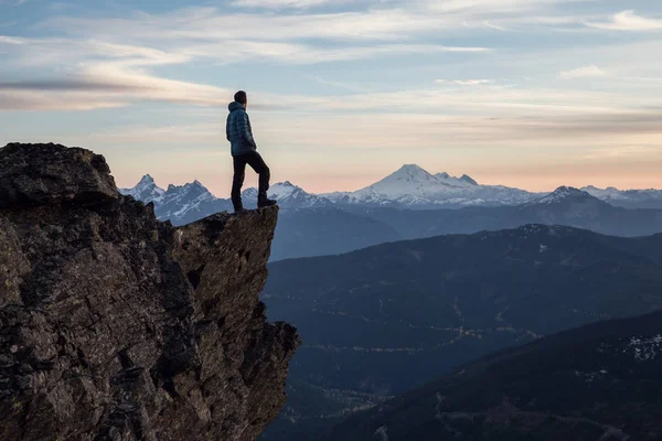 Adventurous Man Standing Top Mountain Enjoying Beautiful View Vibrant Sunset — Stock Photo, Image