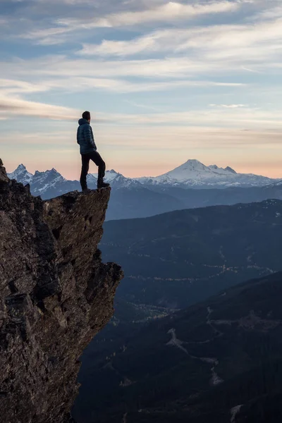 Homem Aventureiro Está Topo Montanha Desfrutando Bela Vista Durante Pôr — Fotografia de Stock