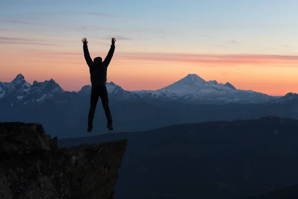 Avontuurlijke man op de top van de berg — Stockfoto