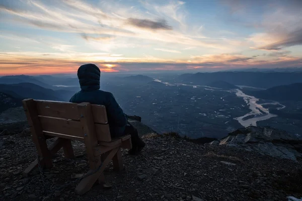 Adventurous man on top of the mountain — Stock Photo, Image