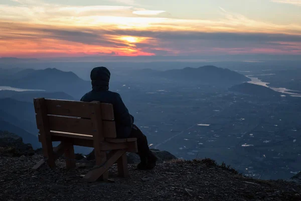 Homme aventureux au sommet de la montagne — Photo