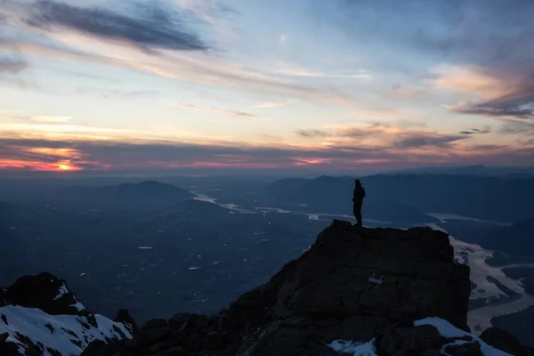 山の上に冒険男 — ストック写真