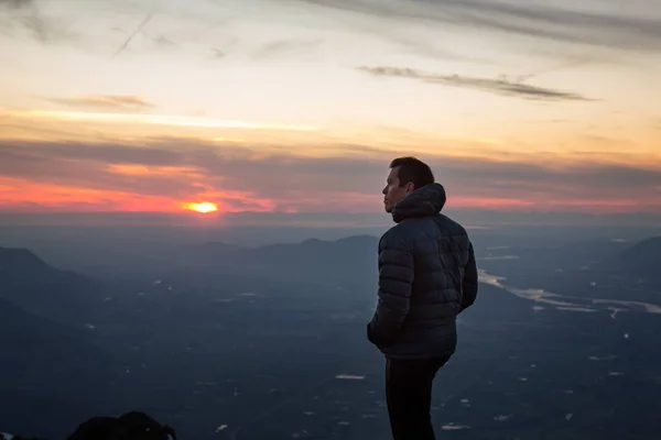 Homem Aventureiro Está Topo Montanha Desfrutando Bela Vista Durante Pôr — Fotografia de Stock