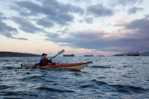 Avontuurlijke Jonge Kaukasische Meisje Zee Kajakken Tijdens Een Levendige Herfst — Stockfoto