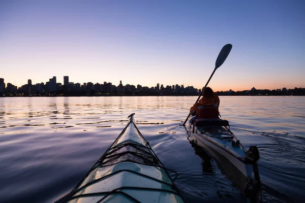 Kayak de mar frente al centro de Vancouver — Foto de Stock