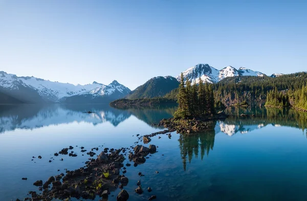 Bellissimo Panorama Sul Lago Dei Ghiacciai Con Isole Rocciose Montagne — Foto Stock