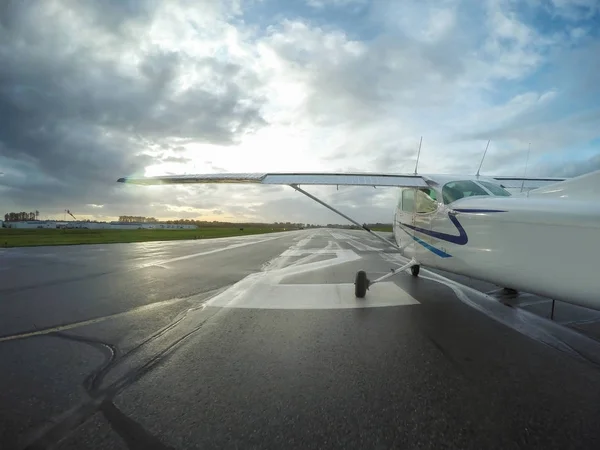 小型飛行機の滑走路には離陸します。 — ストック写真