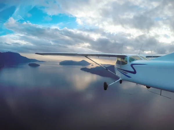 Avião voando no céu nublado — Fotografia de Stock