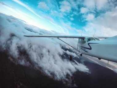 Dağlarda bulutlu gökyüzü uçan uçak