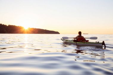 Günbatımı sırasında Kayak kız