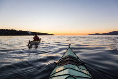 Günbatımı sırasında Kayak