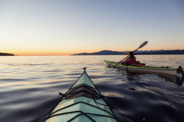 Deniz kanosu okyanusta bir renkli ve canlı gün batımı sırasında. Jericho, Vancouver, British Columbia, Kanada alınan.