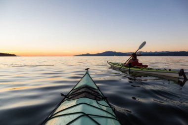 Deniz kanosu okyanusta bir renkli ve canlı gün batımı sırasında. Jericho, Vancouver, British Columbia, Kanada alınan.