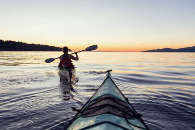 Günbatımı sırasında Kayak