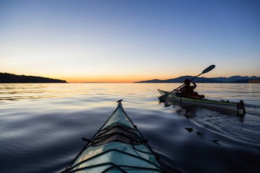 Günbatımı sırasında Kayak