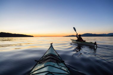 Günbatımı sırasında Kayak
