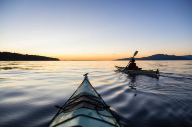 Günbatımı sırasında Kayak