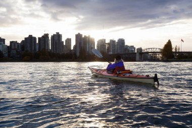 Vancouver'da bulutlu gündoğumu sırasında Kayak