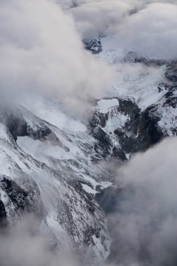 Bulutların üzerinde hava dayanıklı peyzaj